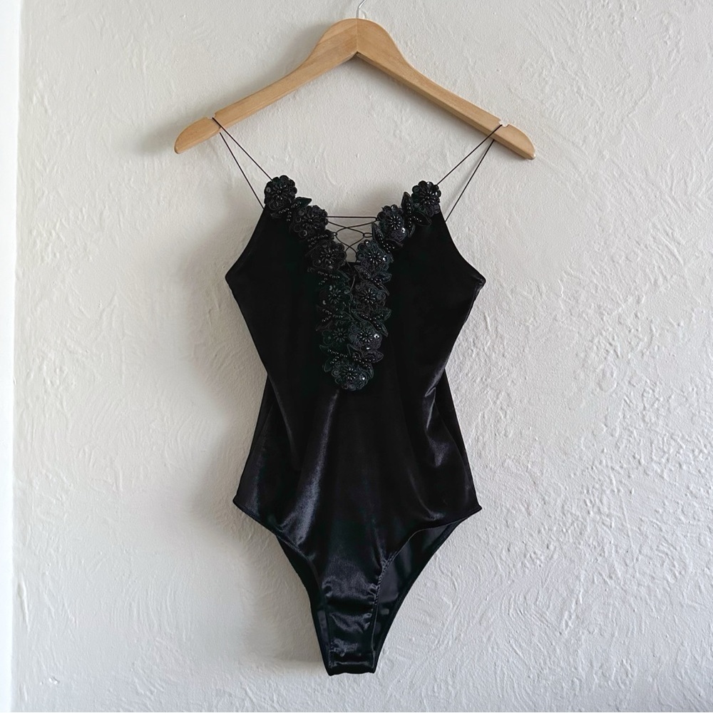 ⚡️10$ sale⚡️ Topshop Lace-Up Front Flower Appliqué Black Velvet Bodysuit Size 2